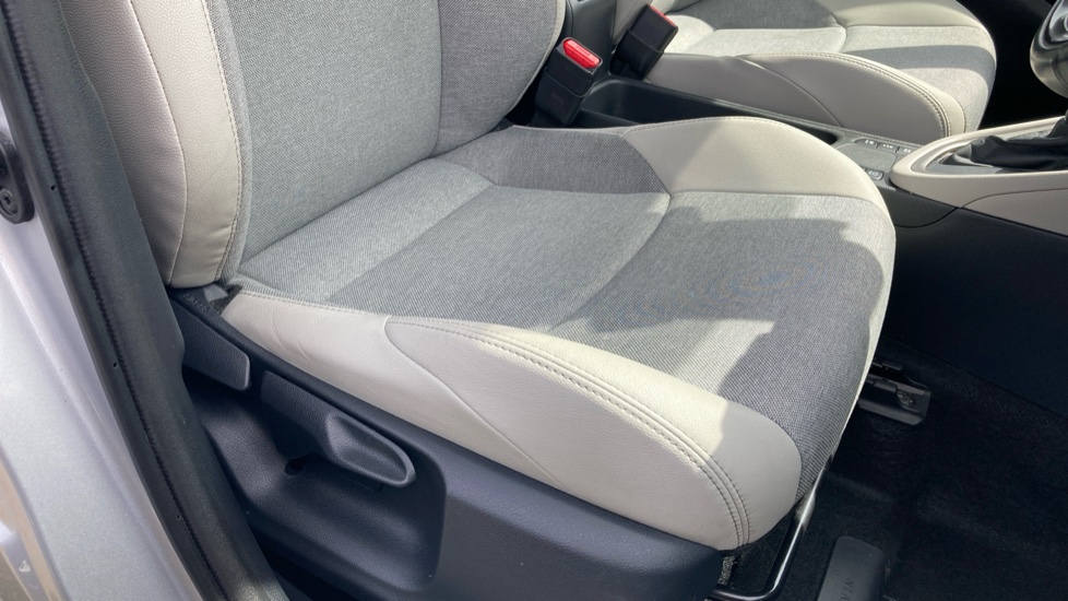 Toyota Yaris 1.5 Hybrid Excel 5dr CVT Hybrid Hatchback - Image 17