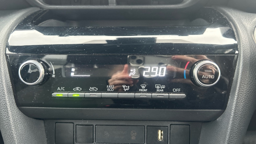 Toyota Yaris Cross 1.5 Hybrid Design 5dr CVT Hybrid Estate - Image 33