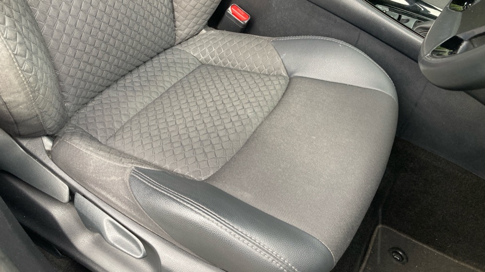 Toyota C-HR 1.8 Hybrid Design 5dr CVT Hybrid Hatchback - Image 17