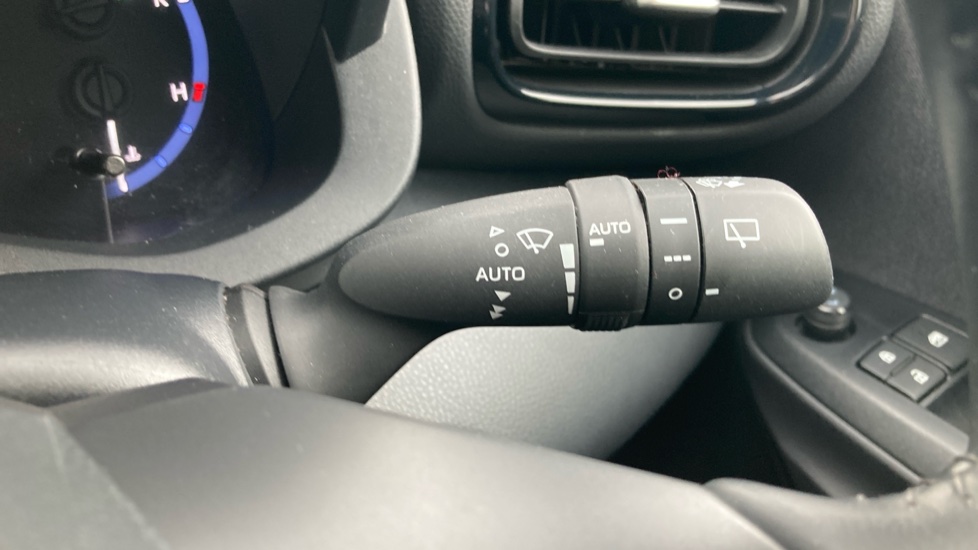 Toyota Yaris Cross 1.5 Hybrid Design 5dr CVT Hybrid Estate - Image 40