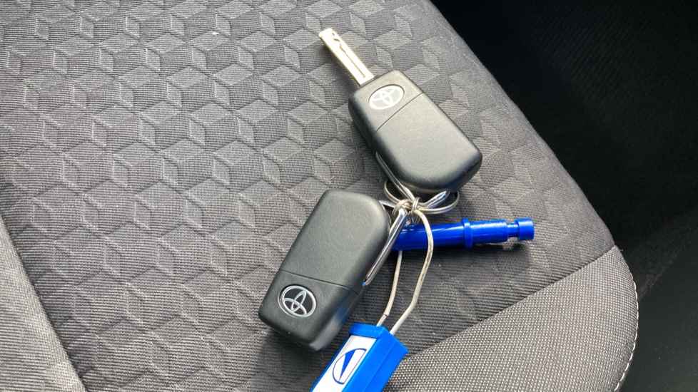 Toyota Yaris 1.5 Hybrid Icon 5dr CVT Hybrid Hatchback - Image 28