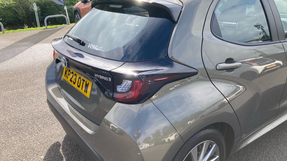 Toyota Yaris 1.5 Hybrid Icon 5dr CVT Hybrid Hatchback - Image 38