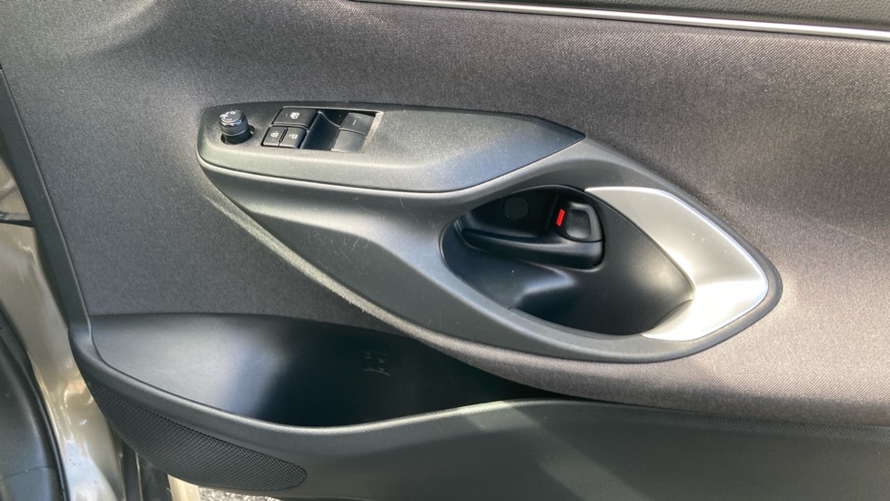 Toyota Yaris 1.5 Hybrid Icon 5dr CVT Hybrid Hatchback - Image 39