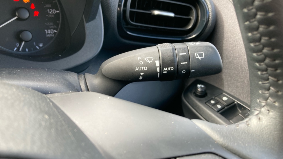 Toyota Yaris 1.5 Hybrid Icon 5dr CVT Hybrid Hatchback - Image 41