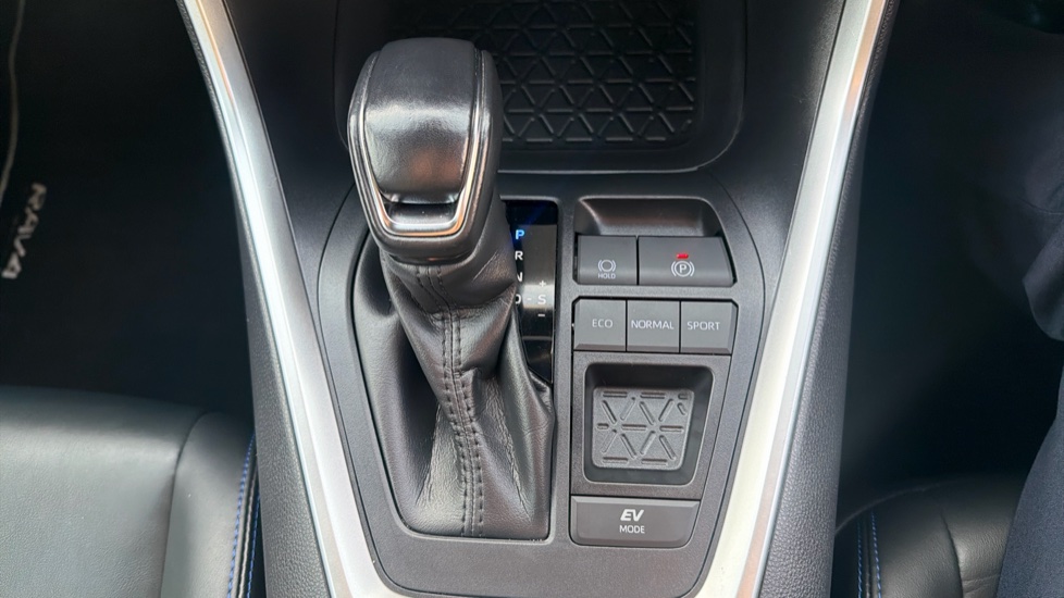Toyota RAV4 2.5 VVT-i Hybrid Dynamic 5dr CVT 2WD Hybrid Estate - Image 45
