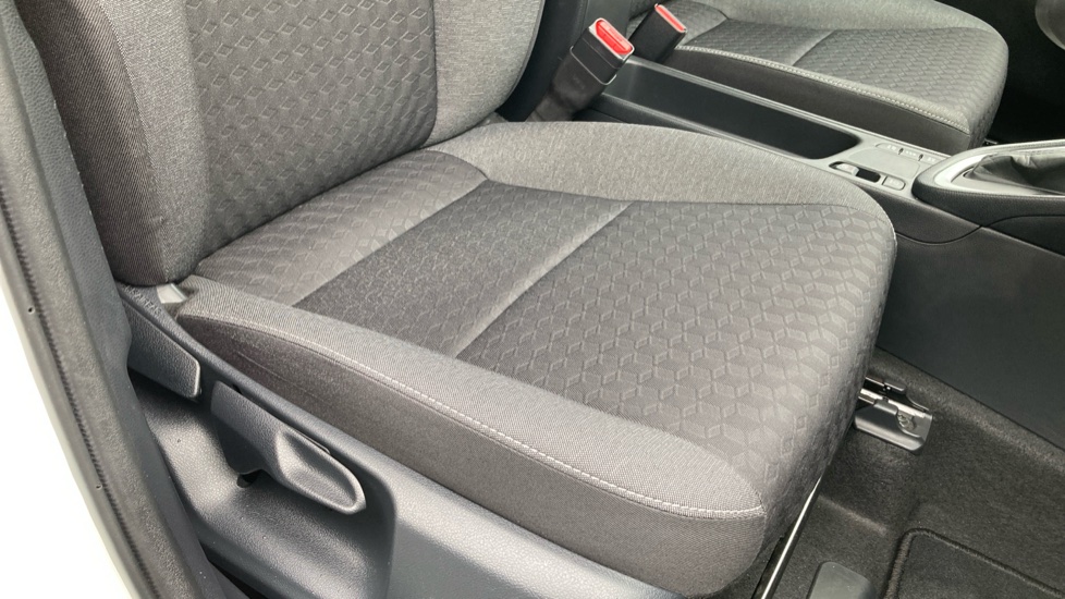 Toyota Yaris 1.5 Hybrid Design 5dr CVT Hybrid Hatchback - Image 17