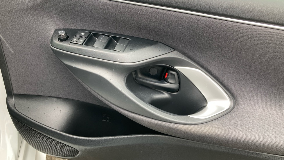 Toyota Yaris 1.5 Hybrid Design 5dr CVT Hybrid Hatchback - Image 38