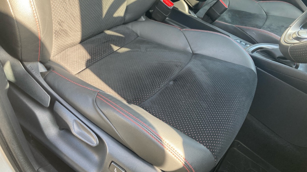 Toyota Yaris Cross 1.5 Hybrid GR Sport 5dr CVT Hybrid Estate - Image 17