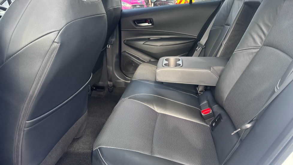 Toyota Corolla 2.0 Hybrid 178 Excel 5dr CVT Hybrid Estate - Image 8