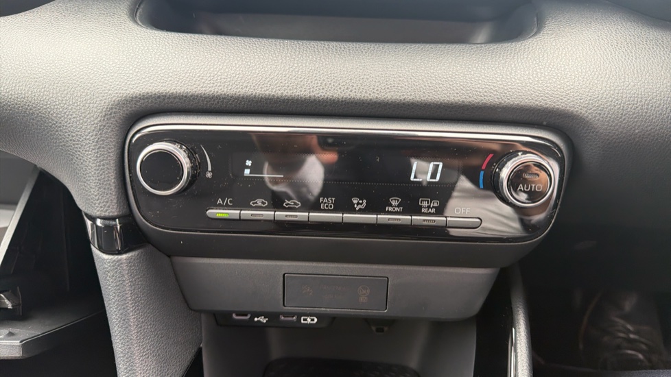 Toyota Yaris 1.5 Hybrid Design 5dr CVT Hybrid Hatchback - Image 35