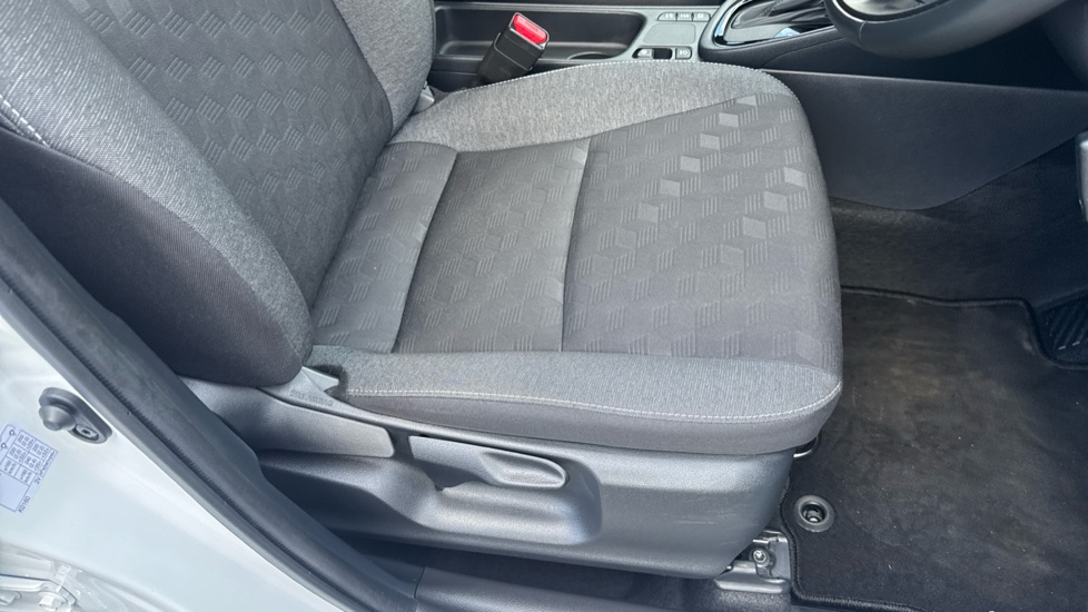 Toyota Yaris 1.5 Hybrid Design 5dr CVT Hybrid Hatchback - Image 17