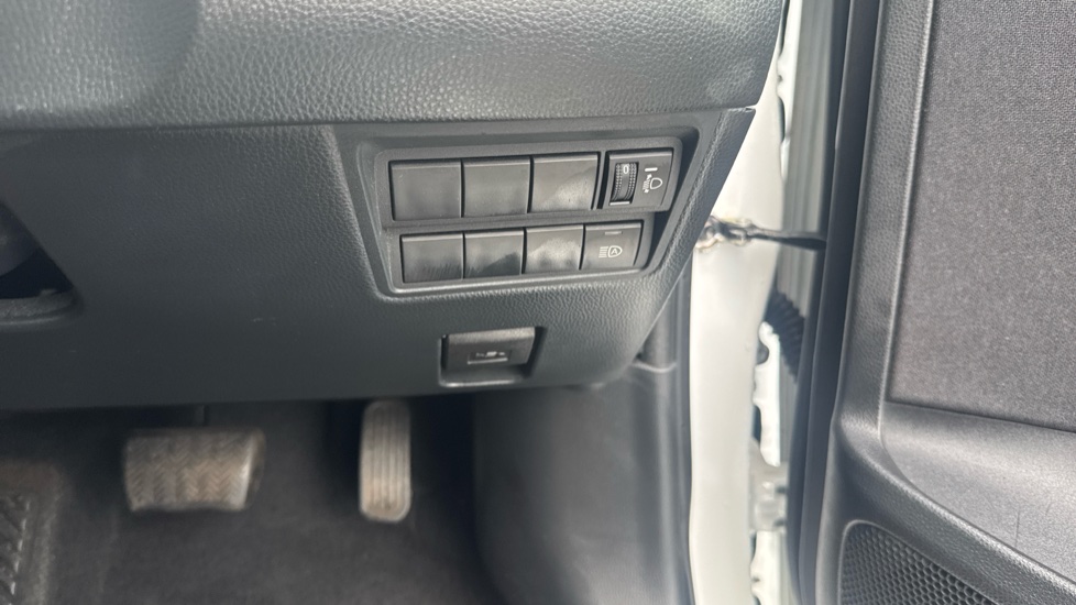 Toyota Yaris 1.5 Hybrid Design 5dr CVT Hybrid Hatchback - Image 32