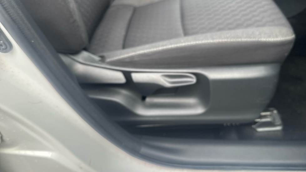 Toyota Yaris 1.5 Hybrid Design 5dr CVT Hybrid Hatchback - Image 43