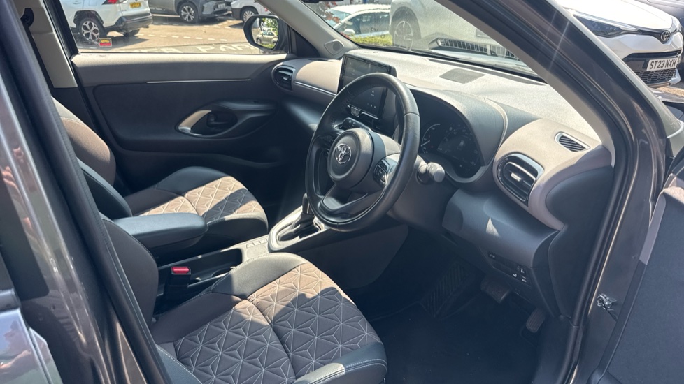 Toyota Yaris Cross 1.5 Hybrid Excel 5dr CVT Hybrid Estate - Image 12