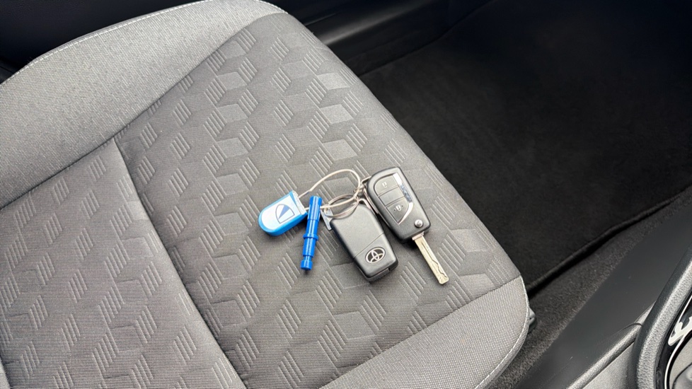 Toyota Yaris 1.5 Hybrid Design 5dr CVT Hybrid Hatchback - Image 27