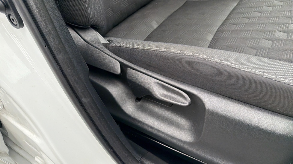Toyota Yaris 1.5 Hybrid Design 5dr CVT Hybrid Hatchback - Image 29