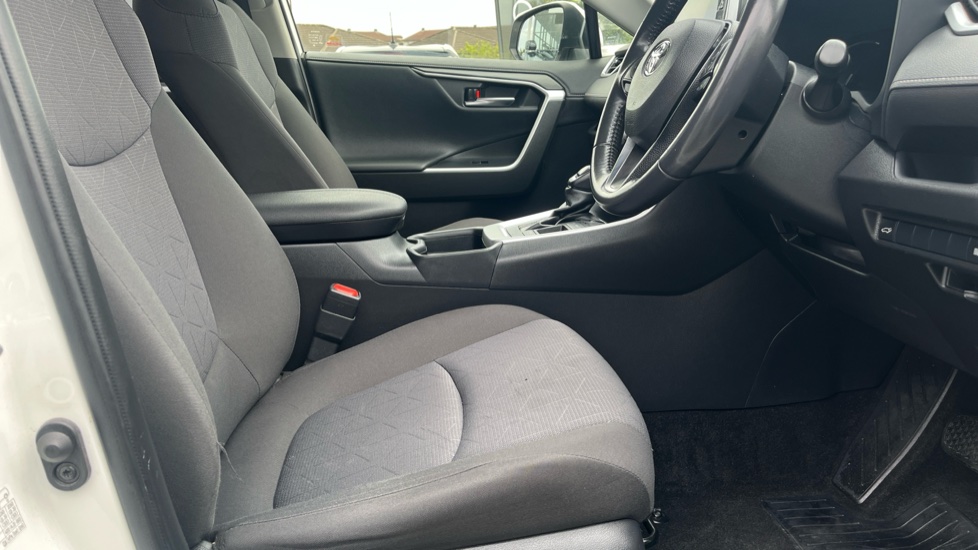 Toyota RAV4 2.5 VVT-i Hybrid Design 5dr CVT 2WD Hybrid Estate - Image 12