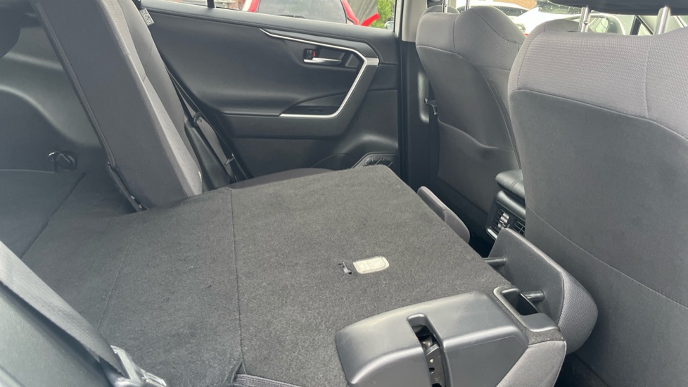 Toyota RAV4 2.5 VVT-i Hybrid Design 5dr CVT 2WD Hybrid Estate - Image 18
