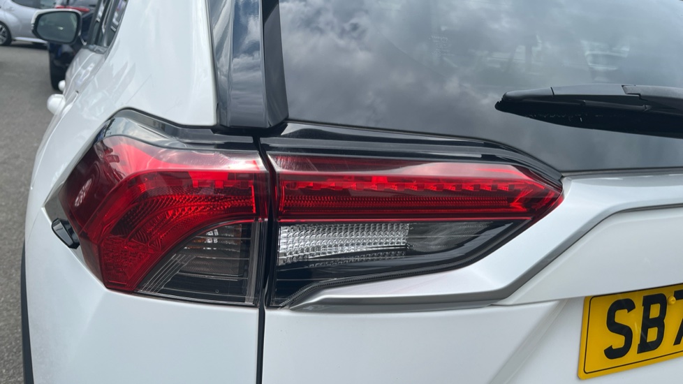 Toyota RAV4 2.5 VVT-i Hybrid Design 5dr CVT 2WD Hybrid Estate - Image 21