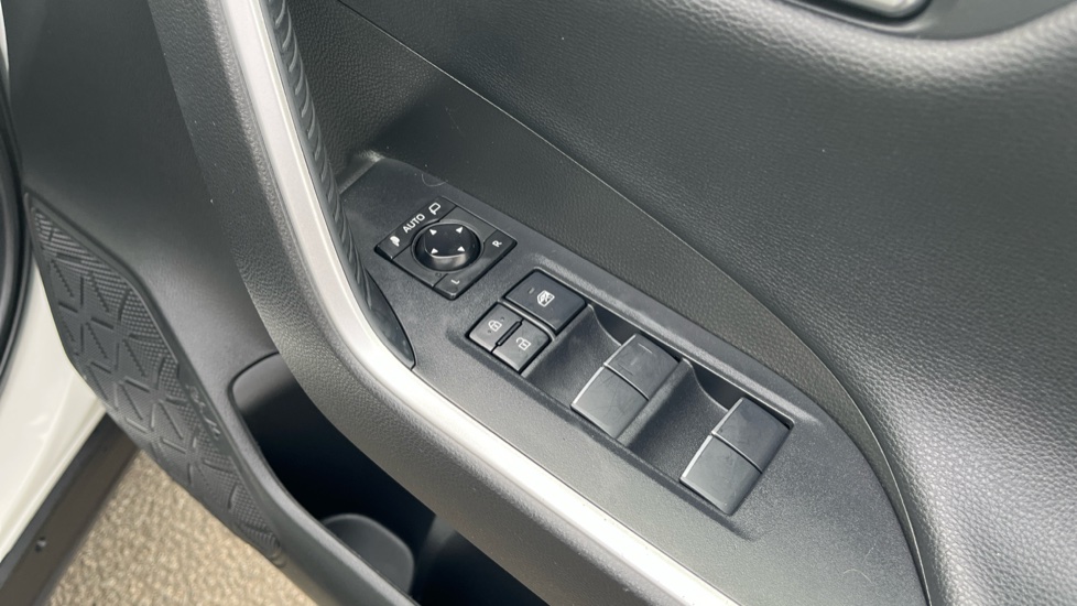 Toyota RAV4 2.5 VVT-i Hybrid Design 5dr CVT 2WD Hybrid Estate - Image 32