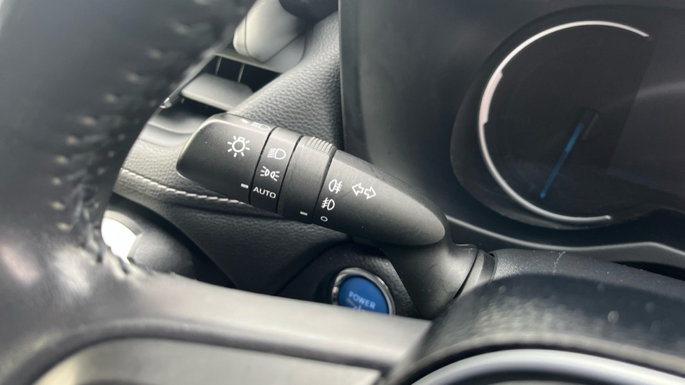 Toyota RAV4 2.5 VVT-i Hybrid Design 5dr CVT 2WD Hybrid Estate - Image 35