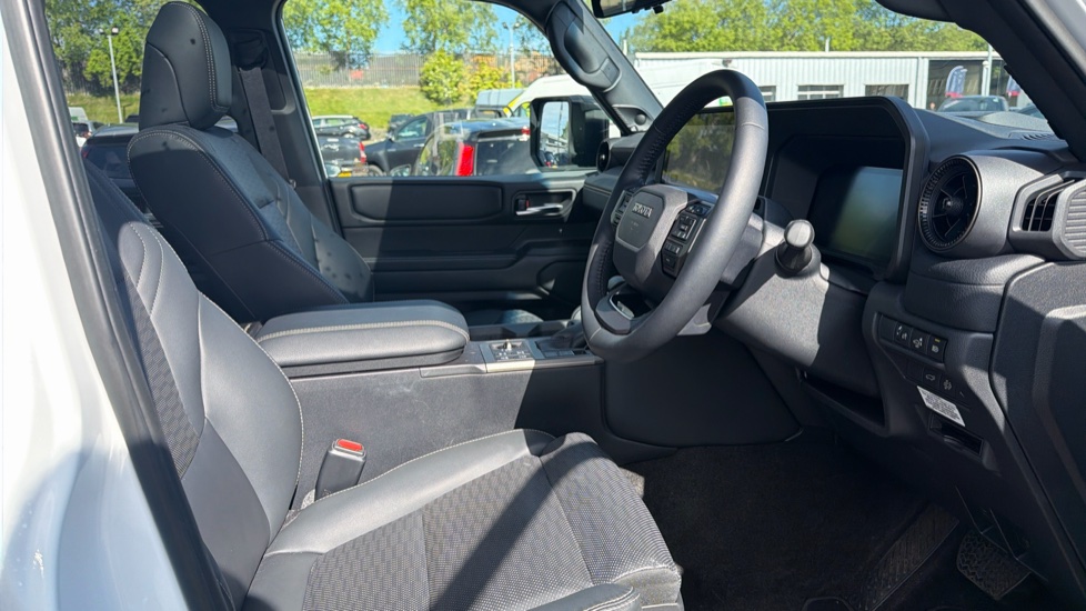 Toyota Land Cruiser 2.8 D-4D 48V 205 Invincible 5dr Auto [Pan Rf/5 St] Diesel Station Wagon - Image 12