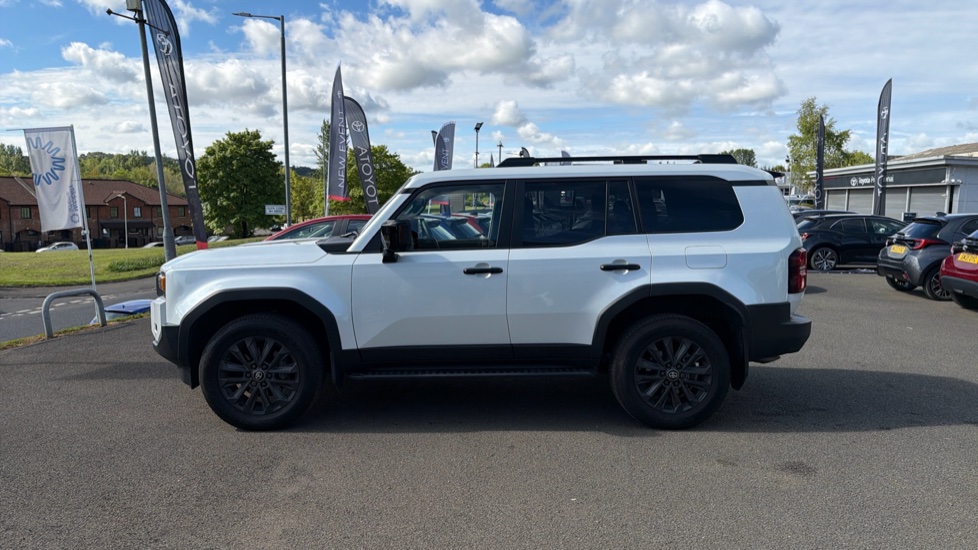 Toyota Land Cruiser 2.8 D-4D 48V 205 Invincible 5dr Auto [Pan Rf/5 St] Diesel Station Wagon - Image 24
