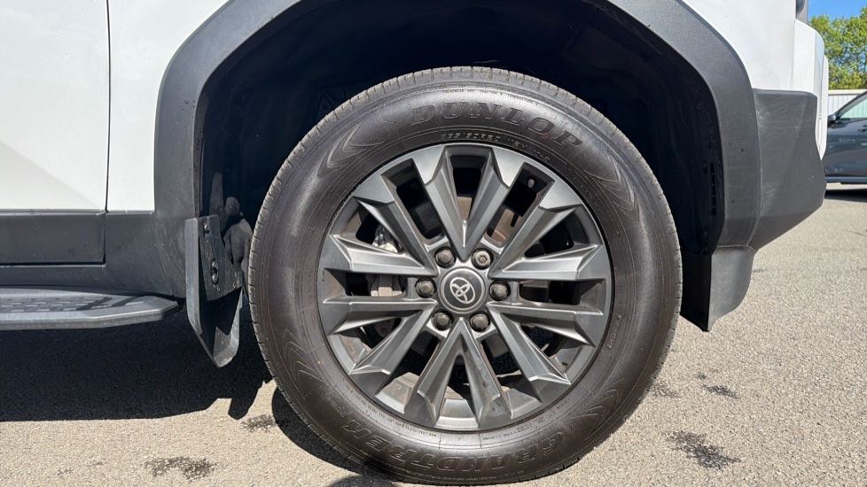 Toyota Land Cruiser 2.8 D-4D 48V 205 Invincible 5dr Auto [Pan Rf/5 St] Diesel Station Wagon - Image 25
