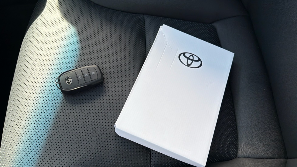 Toyota Land Cruiser 2.8 D-4D 48V 205 Invincible 5dr Auto [Pan Rf/5 St] Diesel Station Wagon - Image 28
