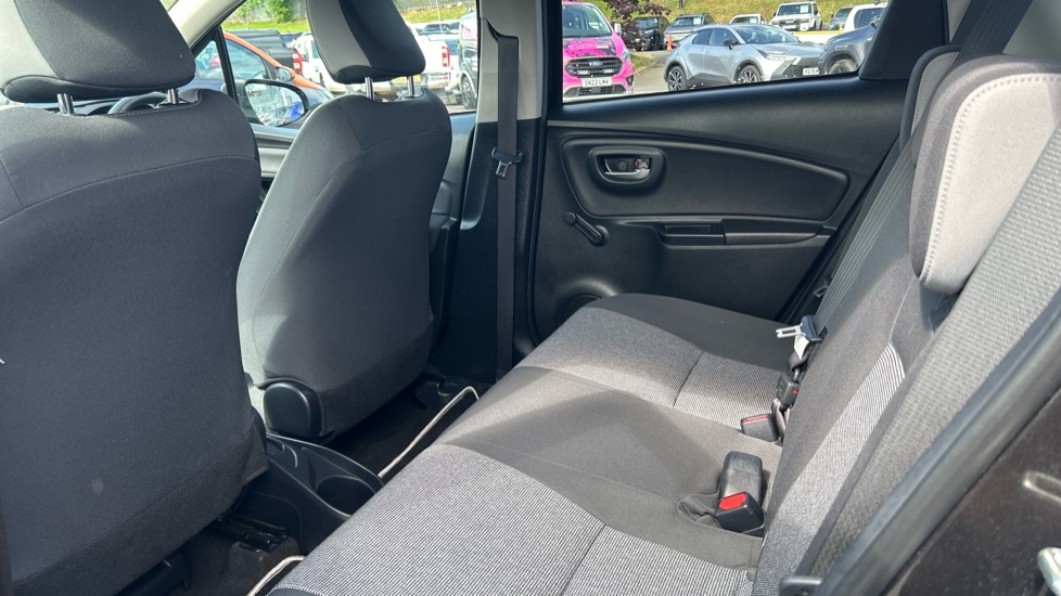 Toyota Yaris 1.5 Hybrid Y20 5dr CVT [Bi-tone/Nav] Hybrid Hatchback - Image 15
