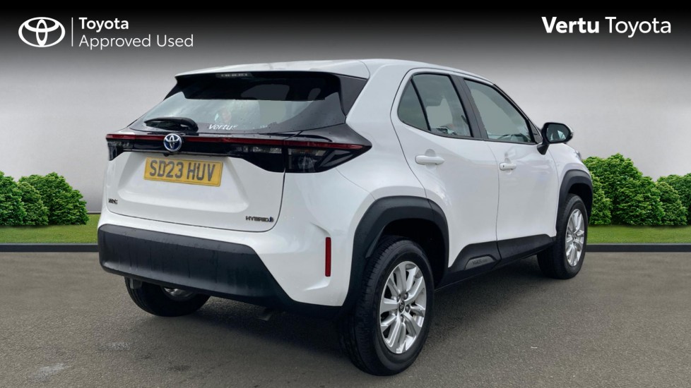 Toyota Yaris Cross 1.5 Hybrid Icon 5dr CVT Hybrid Estate - Image 2