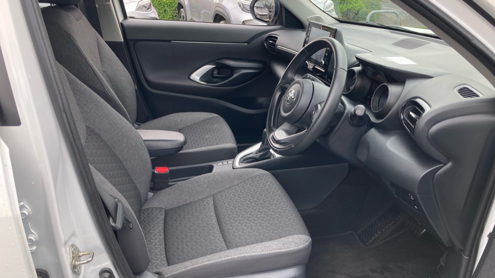 Toyota Yaris Cross 1.5 Hybrid Icon 5dr CVT Hybrid Estate - Image 12