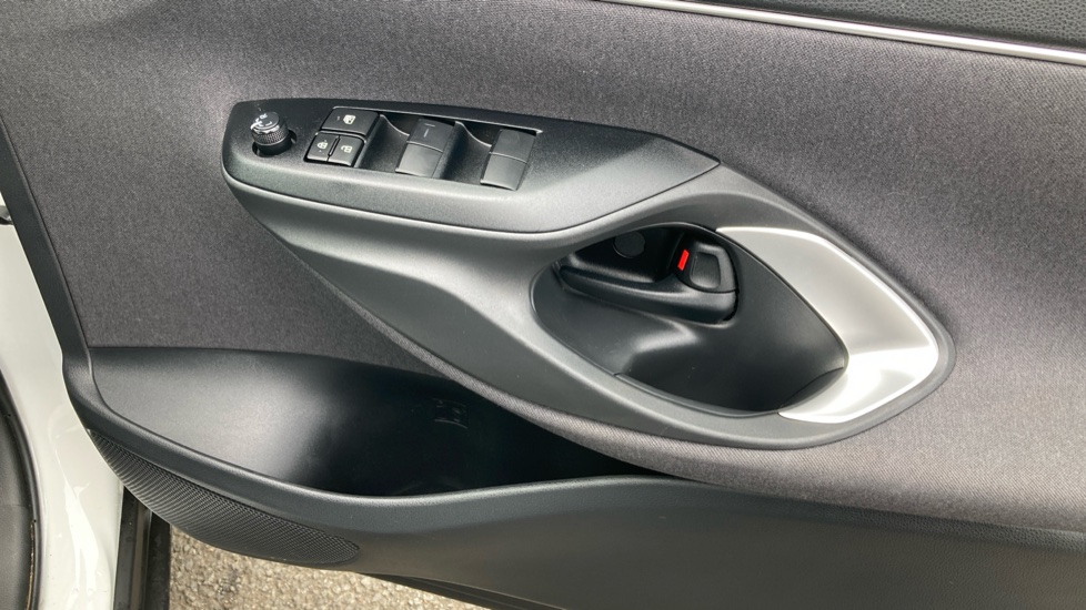 Toyota Yaris Cross 1.5 Hybrid Icon 5dr CVT Hybrid Estate - Image 39
