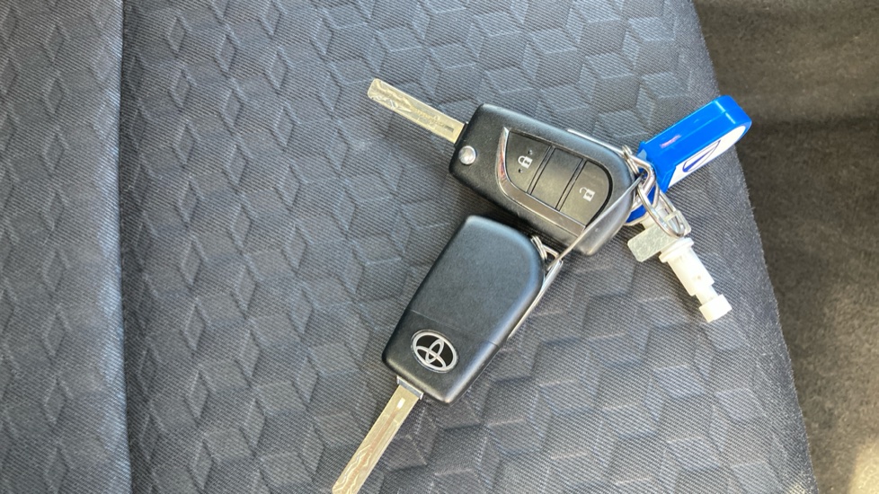 Toyota Yaris 1.5 Hybrid Design 5dr CVT Hybrid Hatchback - Image 28