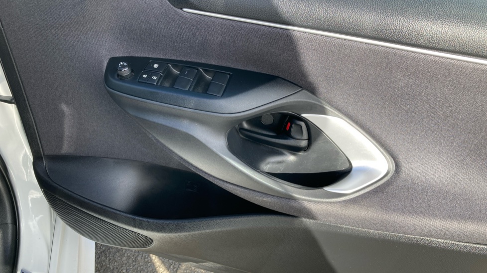 Toyota Yaris 1.5 Hybrid Design 5dr CVT Hybrid Hatchback - Image 39
