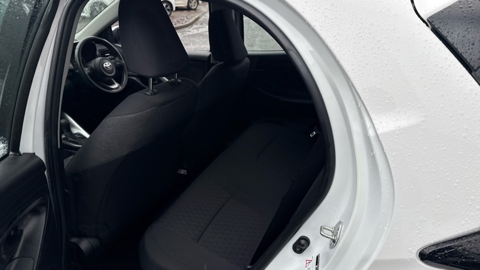 Toyota Yaris 1.5 Hybrid Icon 5dr CVT Hybrid Hatchback - Image 15