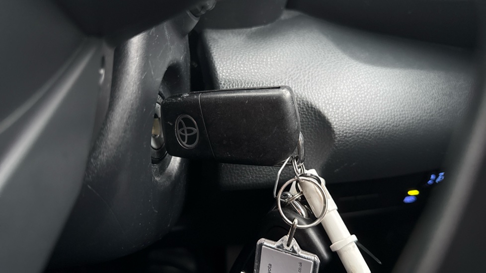 Toyota Yaris 1.5 Hybrid Icon 5dr CVT Hybrid Hatchback - Image 16