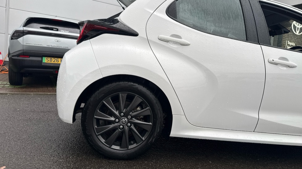 Toyota Yaris 1.5 Hybrid Icon 5dr CVT Hybrid Hatchback - Image 25