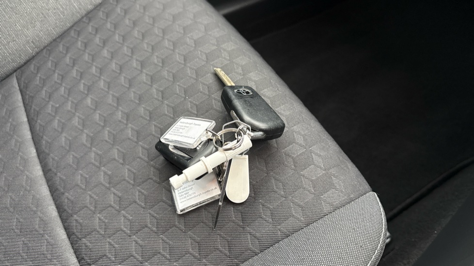 Toyota Yaris 1.5 Hybrid Icon 5dr CVT Hybrid Hatchback - Image 28