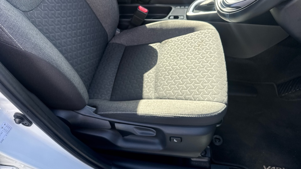 Toyota Yaris Cross 1.5 Hybrid Design 5dr CVT Hybrid Estate - Image 17
