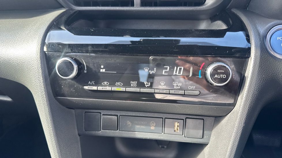 Toyota Yaris Cross 1.5 Hybrid Design 5dr CVT Hybrid Estate - Image 37