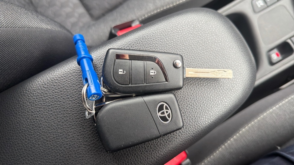 Toyota Yaris 1.5 Hybrid Design 5dr CVT Hybrid Hatchback - Image 28
