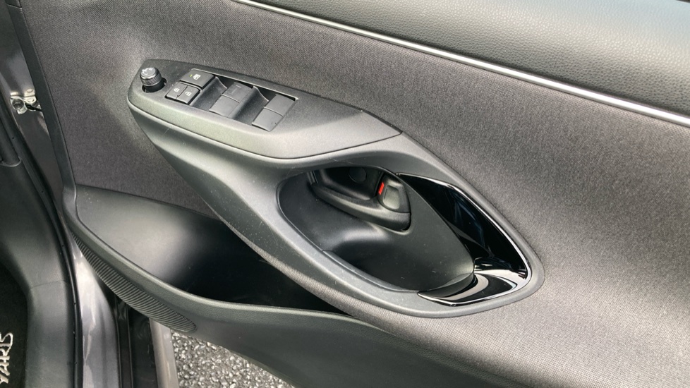 Toyota Yaris 1.5 Hybrid Design 5dr CVT Hybrid Hatchback - Image 38