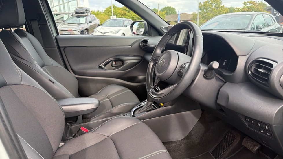 Toyota Yaris Cross 1.5 Hybrid 130 Premiere Edition AWD 5dr CVT Hybrid Estate - Image 12