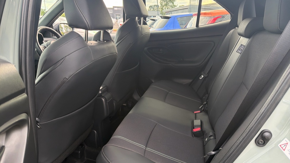 Toyota Yaris Cross 1.5 Hybrid 130 Premiere Edition AWD 5dr CVT Hybrid Estate - Image 15