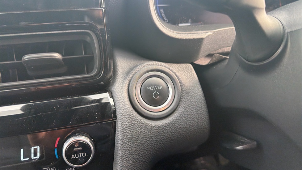Toyota Yaris Cross 1.5 Hybrid 130 Premiere Edition AWD 5dr CVT Hybrid Estate - Image 16