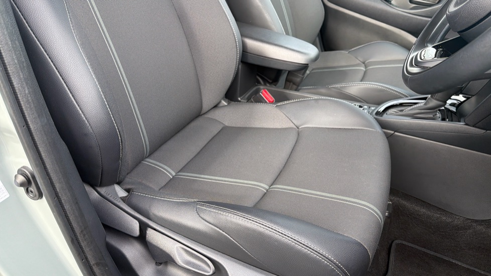 Toyota Yaris Cross 1.5 Hybrid 130 Premiere Edition AWD 5dr CVT Hybrid Estate - Image 17
