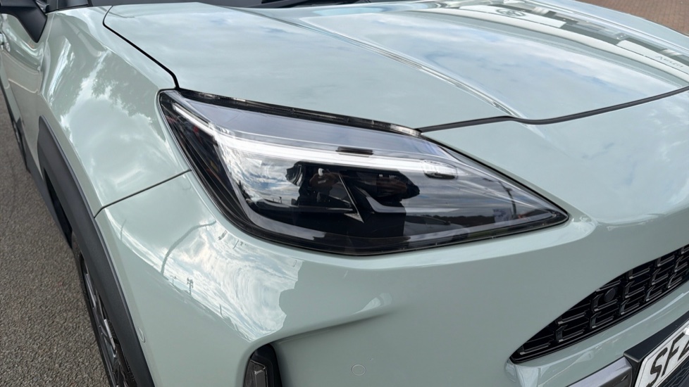 Toyota Yaris Cross 1.5 Hybrid 130 Premiere Edition AWD 5dr CVT Hybrid Estate - Image 20