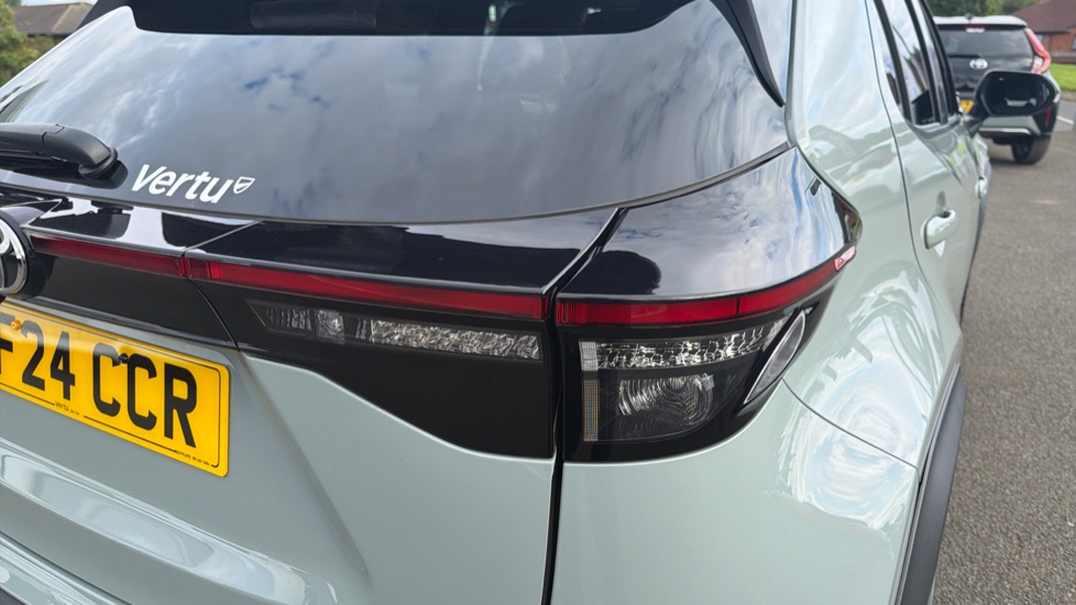 Toyota Yaris Cross 1.5 Hybrid 130 Premiere Edition AWD 5dr CVT Hybrid Estate - Image 21