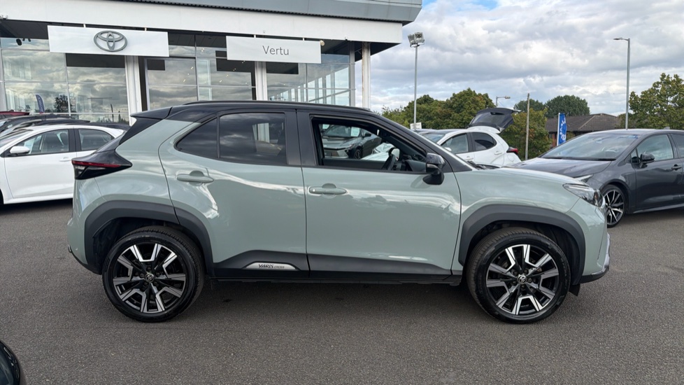Toyota Yaris Cross 1.5 Hybrid 130 Premiere Edition AWD 5dr CVT Hybrid Estate - Image 23